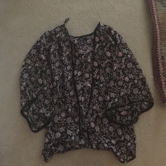 Forever 21 Flower Short sleeve sweater
