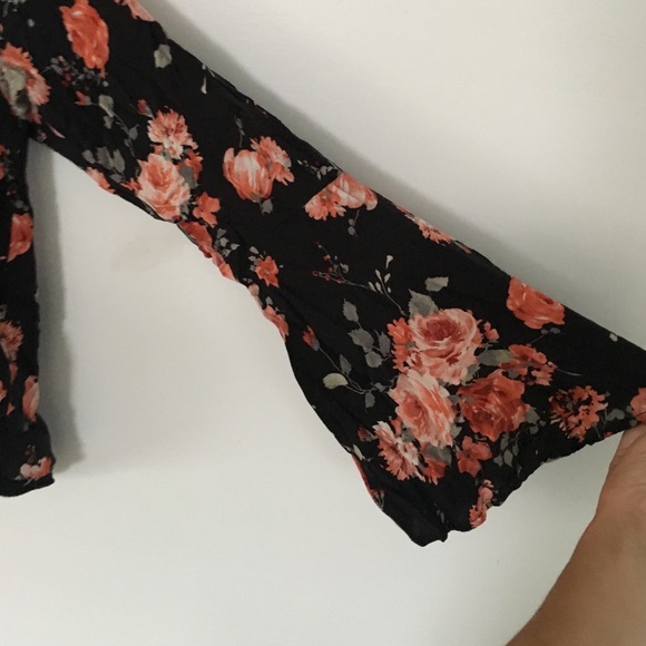 Open back long sleeve floral blouse - Picture 2 of 3