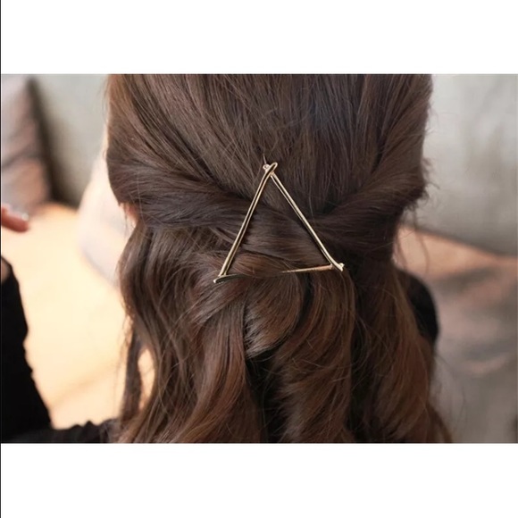Last one ⚠️• triangle hairclip • - Picture 2 of 4