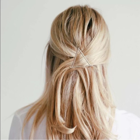 Last one ⚠️• triangle hairclip • - Picture 4 of 4