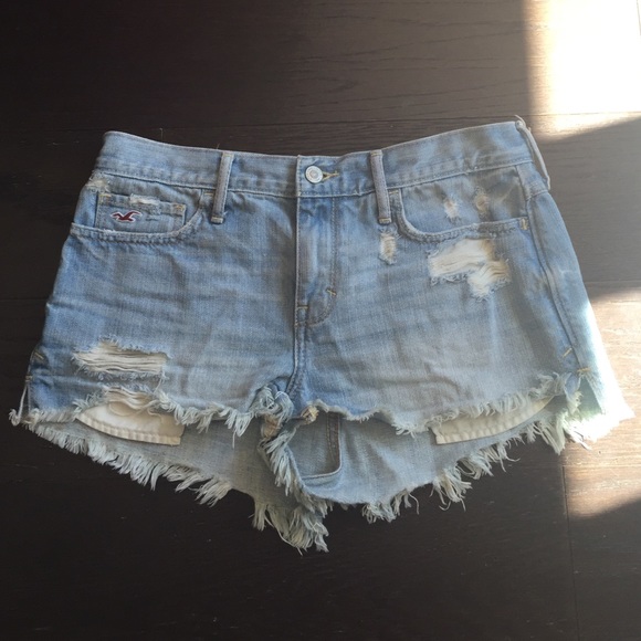 ✨MARKDOWN Hollister Light Wash Distressed Shorts✨