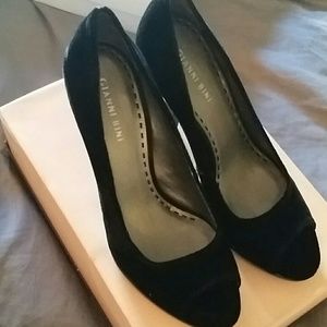 Gianni Bini black velvet peep toe heels in 8.5