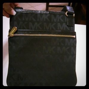 🔴🔴Authentic Michael Kors cross-body bag🔴🔴