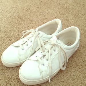 super cute vintage looking white shoes