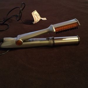 INSTYLER STRAIGHTING/CURLING IRON.