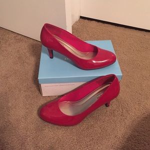 Red pumps