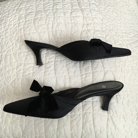 Mini black heels with from Vera Wang. - Picture 2 of 3