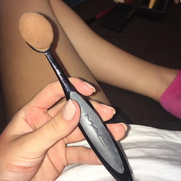 Mac Oval 6 Brush