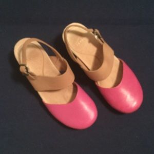 Dansko closed toe sanders.