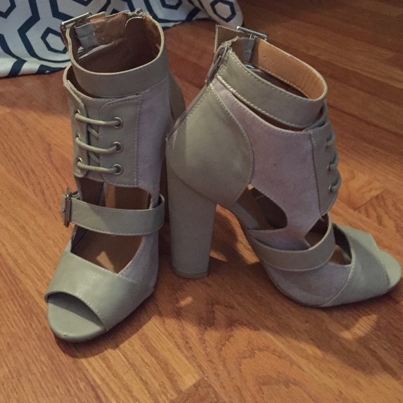 Gray cutout pumps