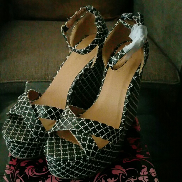 Black and White Wedge Sandals, size 8.5 - Picture 3 of 3