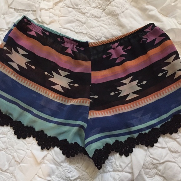 MAKE OFFER! NWOT Show Me Your Mumu Aztec Shorts S - Picture 3 of 3