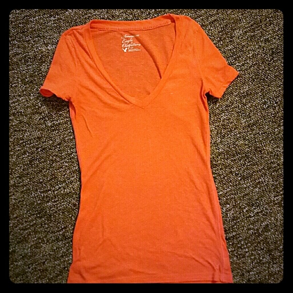 AMERICAN EAGLE ORANGE V-NECK