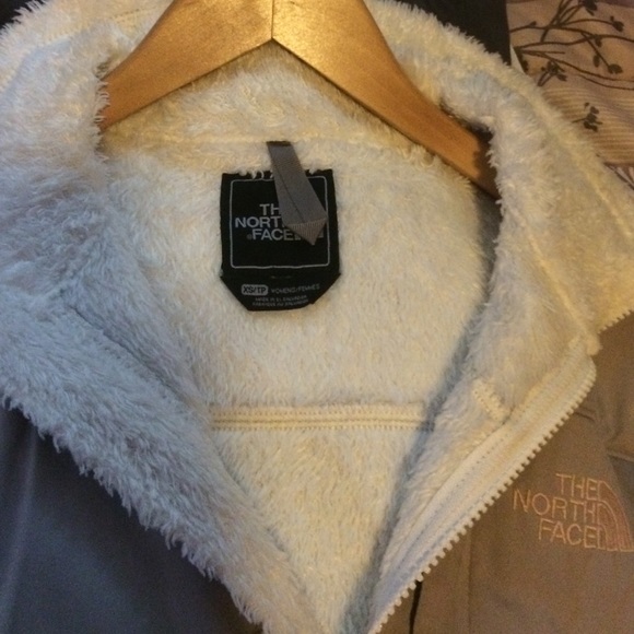 Cute White northface coat - Picture 2 of 4