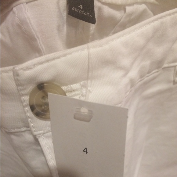 White shorts-Banana Republic - Picture 2 of 4