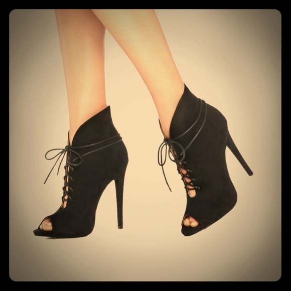🚫SOLD🚫 Black peep toe heel with lice up
