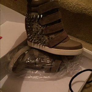Wedge sneakers