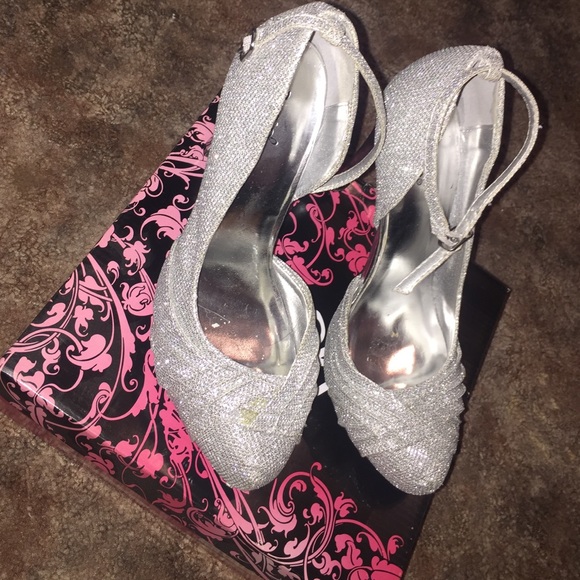 Sparkly Qupid homecoming heels! Size 8. - Picture 1 of 4