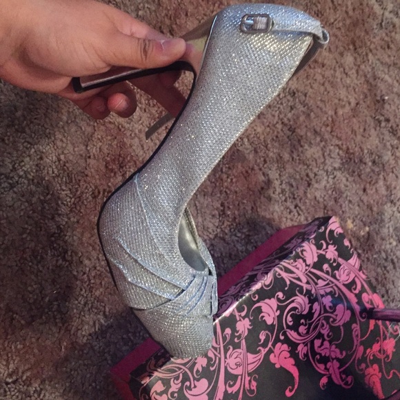 Sparkly Qupid homecoming heels! Size 8. - Picture 2 of 4
