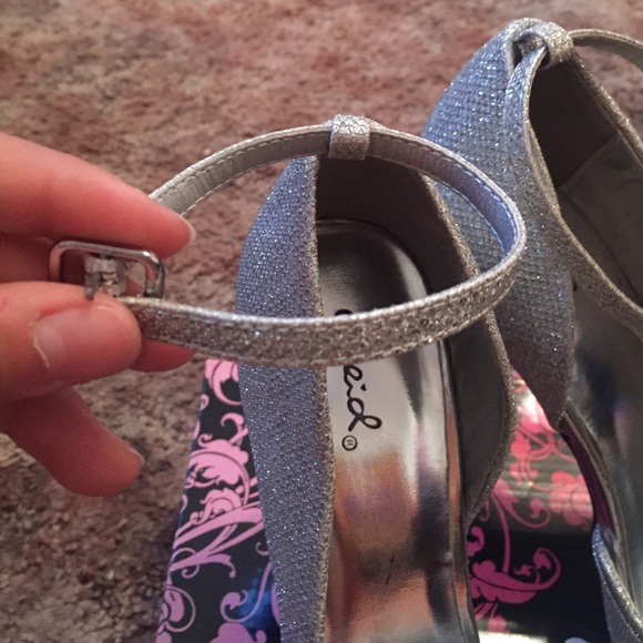 Sparkly Qupid homecoming heels! Size 8. - Picture 3 of 4
