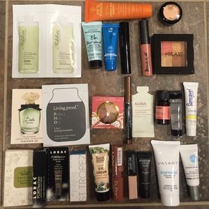 25 Piece Beauty Sample Set w Bag