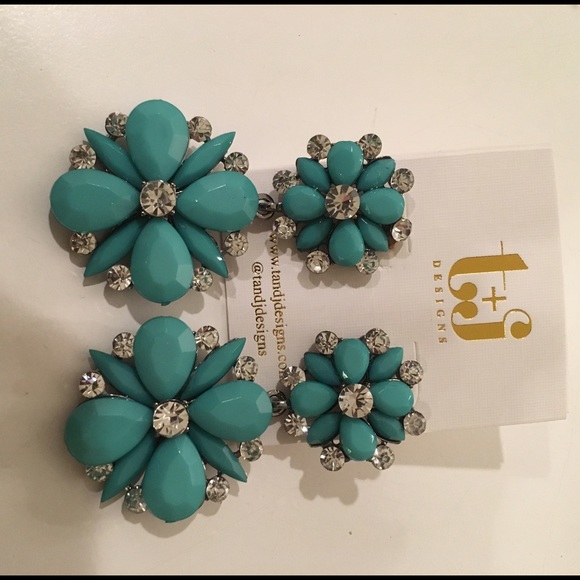T&J turquoise floral rhinestone pierced earrings.