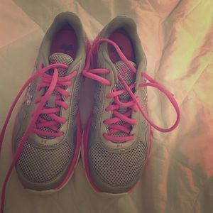 Brand new never worn under armour shoes