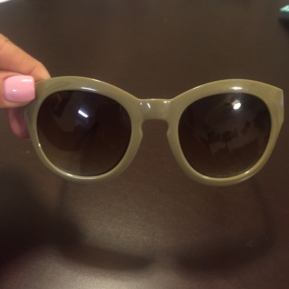 Light brown round/cat-eye sunglasses