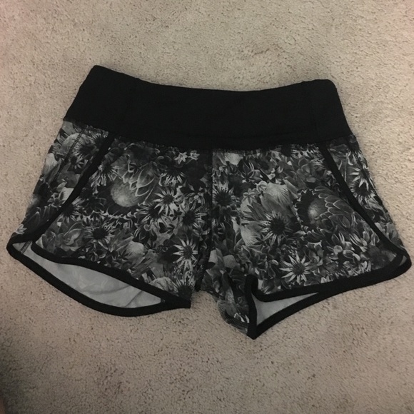 •Lululemon Run Times Short 2 Way Stretch•