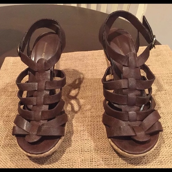 SALE 🎉 Banana Republic brown strappy wedges