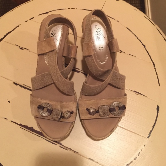Great condition azura wedges