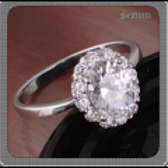 ONE HR SALE‼️CLEARANCE WhiteSwarovski Crystal Ring