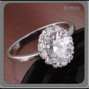 ONE HR SALE‼️CLEARANCE WhiteSwarovski Crystal Ring