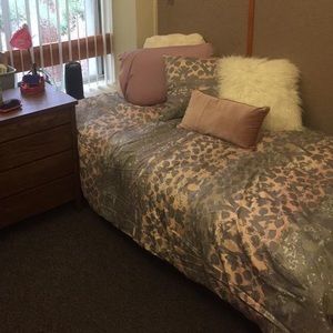 Twin xl comforter and pillow sham