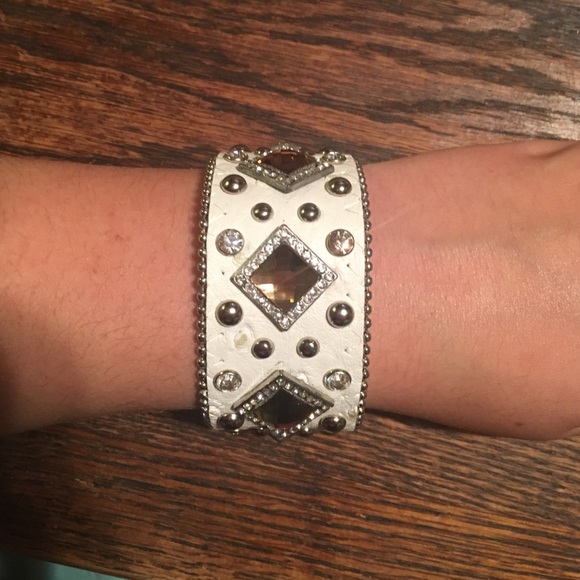 White bracelet - Picture 2 of 2