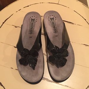 Meohisto black patent leather sandals with flower