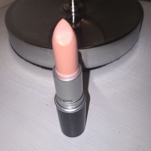 MAC lipstick in Creme de Nude