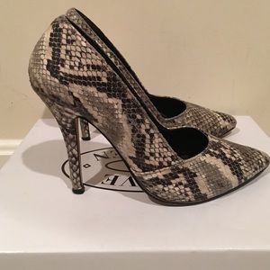 Chic Snakeprint Pumps.