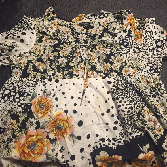 Unique brand peasant top 3x. Fits small