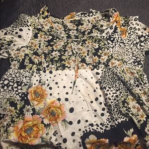 Unique brand peasant top 3x. Fits small