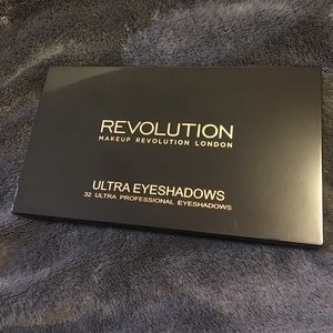 REVOLUTION 32 Ultra Eyeshadow Palette