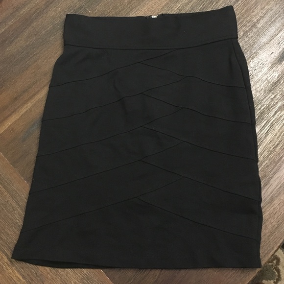 Forever 21 blk scalloped skirt w/ exposed zip back