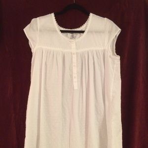 Women's Large Adonna White Dotted Nightgown.