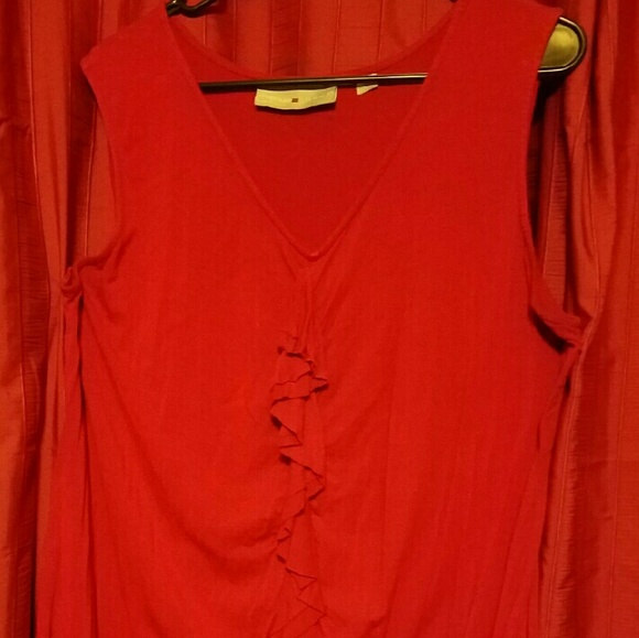 Tank with frills
