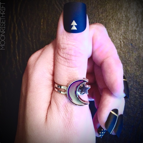 ❌SOLD❌ Moon Shaped Mood Ring 🌙 - Picture 2 of 3