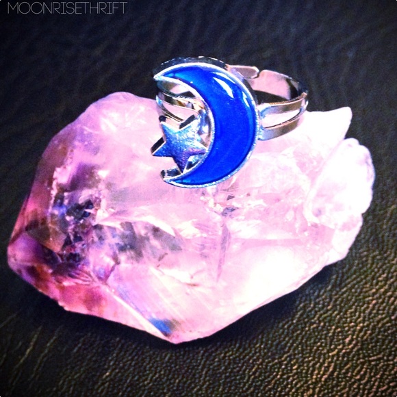 ❌SOLD❌ Moon Shaped Mood Ring 🌙 - Picture 3 of 3