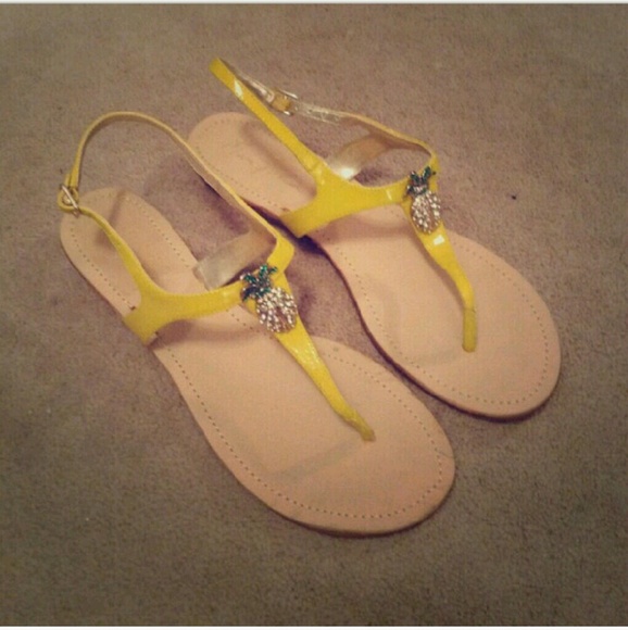 Marc Fisher pinapple sandle