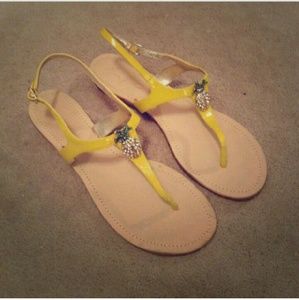 Marc Fisher pinapple sandle