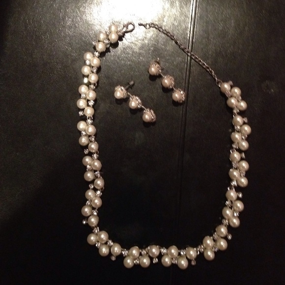 Offwhite pearl & rhinestone necklace w/ earrings.