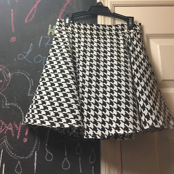 Black and white "spiny" lovely skirt!